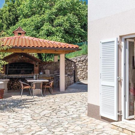1 Bedroom Cozy Apartment In Ičići Eksteriør bilde
