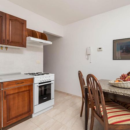 1 Bedroom Cozy Apartment In Ičići Eksteriør bilde