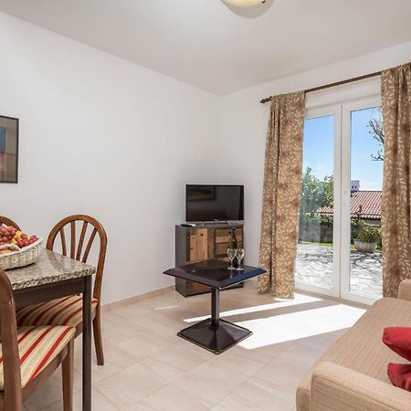 1 Bedroom Cozy Apartment In Ičići Eksteriør bilde