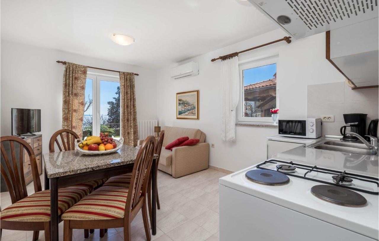 1 Bedroom Cozy Apartment In Ičići Eksteriør bilde