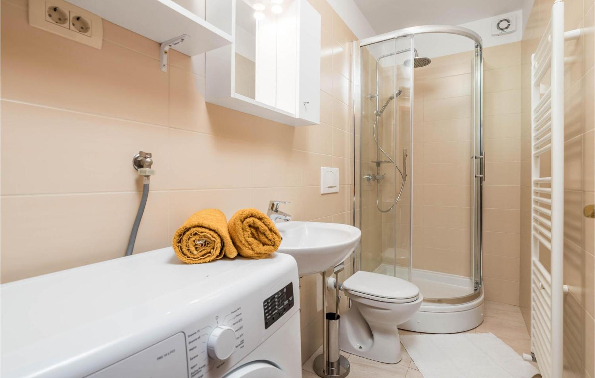 1 Bedroom Cozy Apartment In Ičići Eksteriør bilde