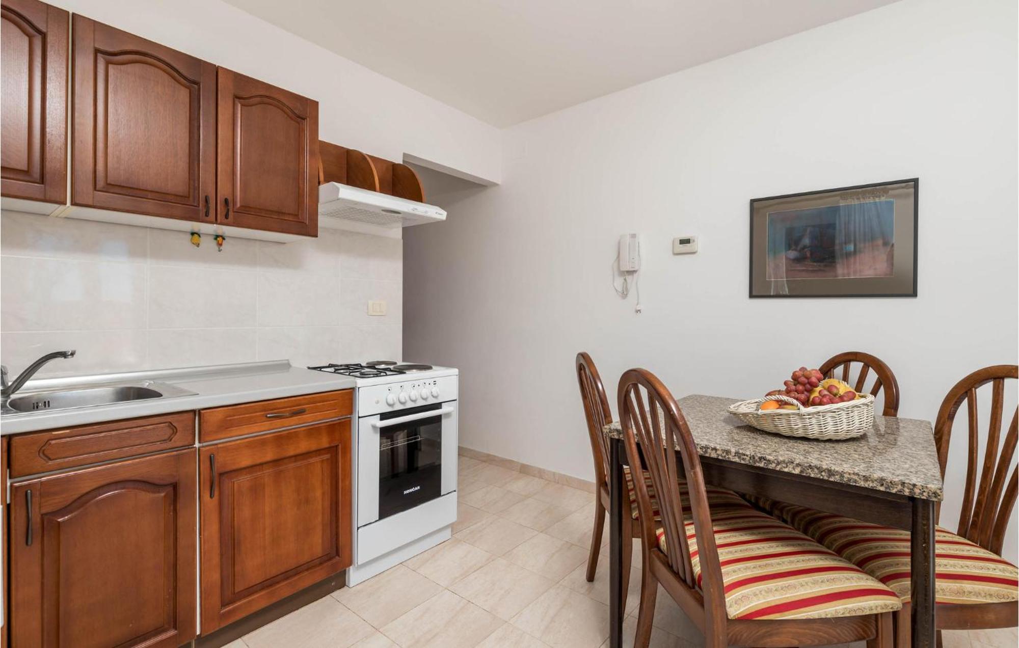 1 Bedroom Cozy Apartment In Ičići Eksteriør bilde