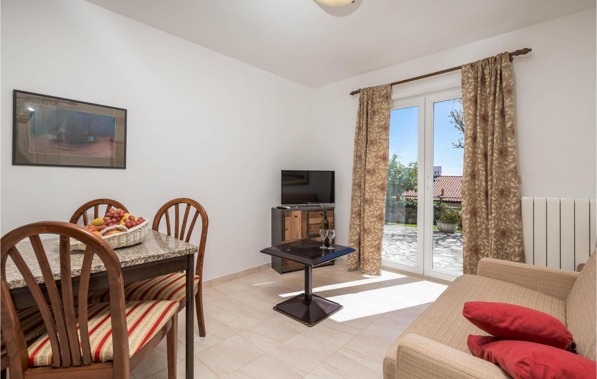 1 Bedroom Cozy Apartment In Ičići Eksteriør bilde