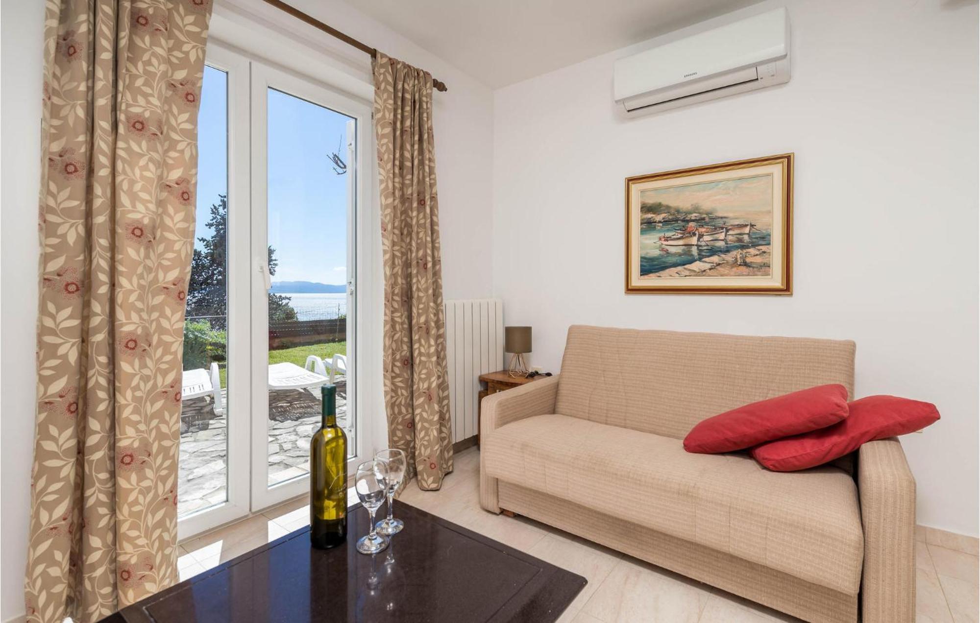 1 Bedroom Cozy Apartment In Ičići Eksteriør bilde