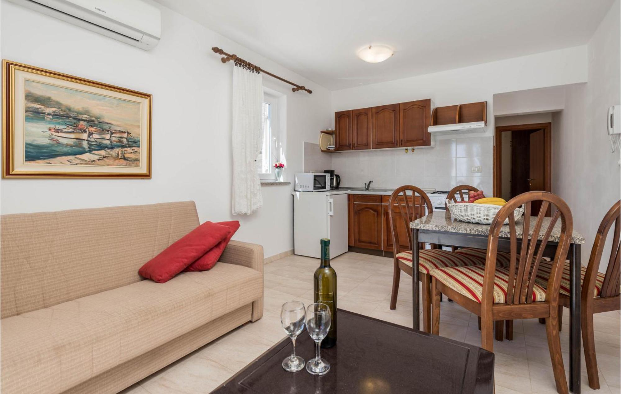 1 Bedroom Cozy Apartment In Ičići Eksteriør bilde